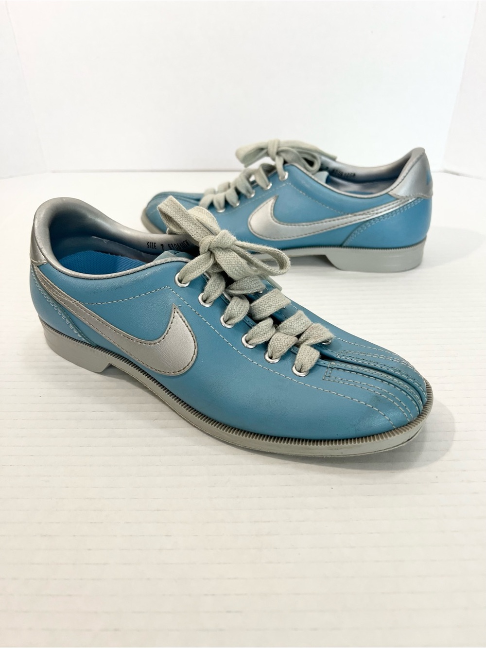 VTG 80’s Nike Strike X Womens 7 Blue with Silver Swoosh Bowling Shoes
Retro